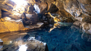 Excursión a la Cueva de Grjotagja desde Akureyri